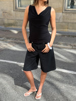 Modelbillede af ILIANA top, sort og TOKYO jorts, sort. Begge fra BySofieSønderby