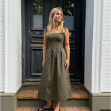 Modelfoto af pige, som bærer SIMONE kjole, kaki og sandal, sort - alt fra BySofieSønderby.