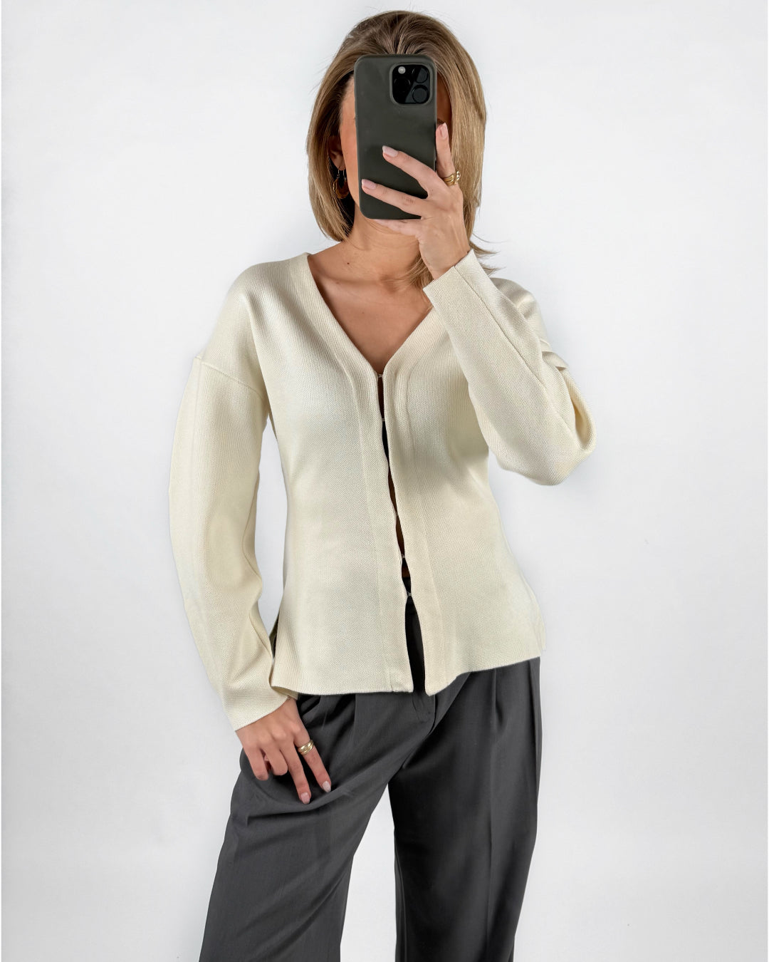 Modelfoto af pige med creme farvet INDY cardigan, samt grå MILAN bukser. Set forfra. Alt er fra BySofieSønderby