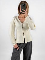 Modelfoto af pige med creme farvet INDY cardigan, samt grå MILAN bukser. Set forfra. Alt er fra BySofieSønderby