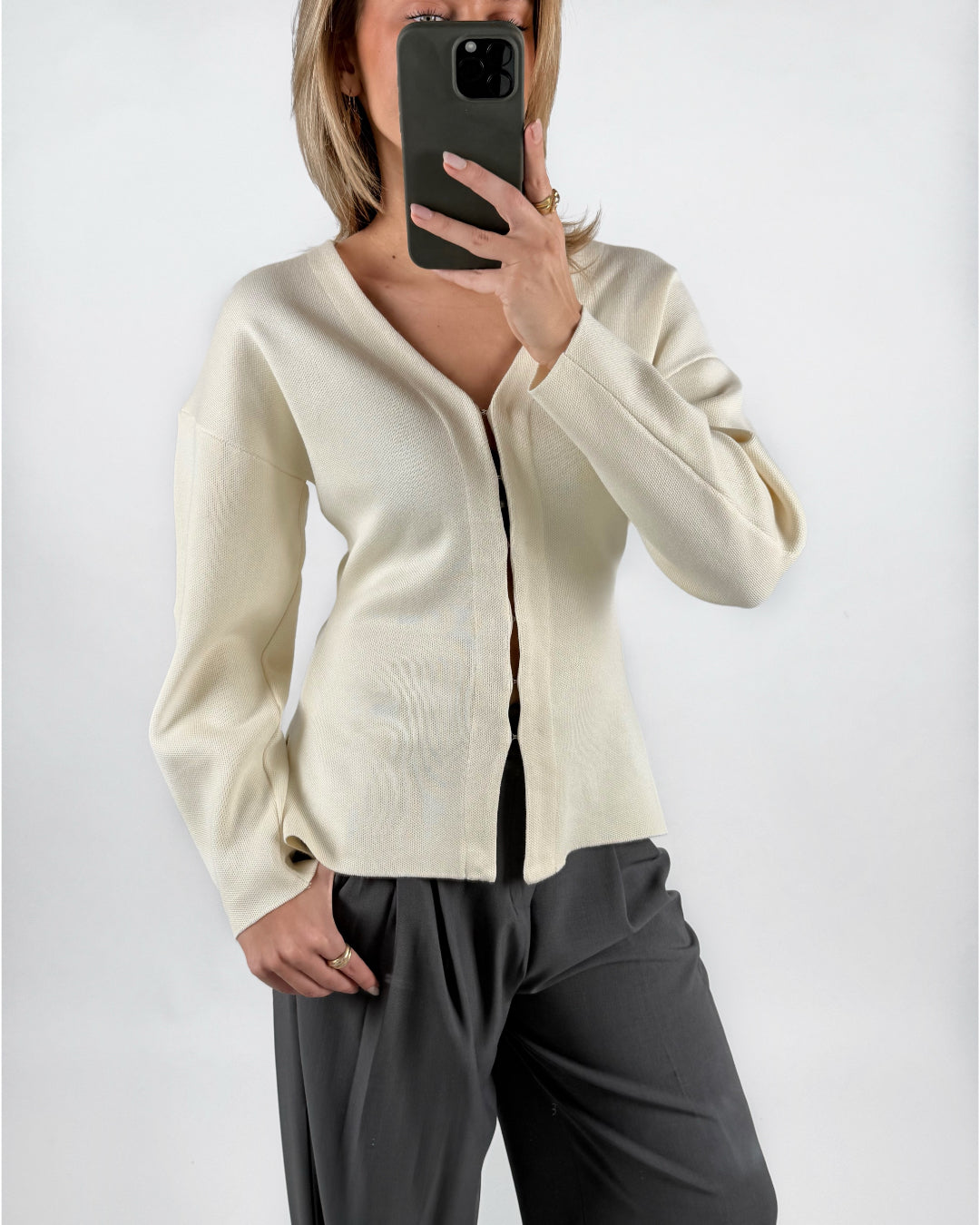 Modelfoto af pige med creme farvet INDY cardigan, samt grå MILAN bukser. Set forfra. Alt er fra BySofieSønderby