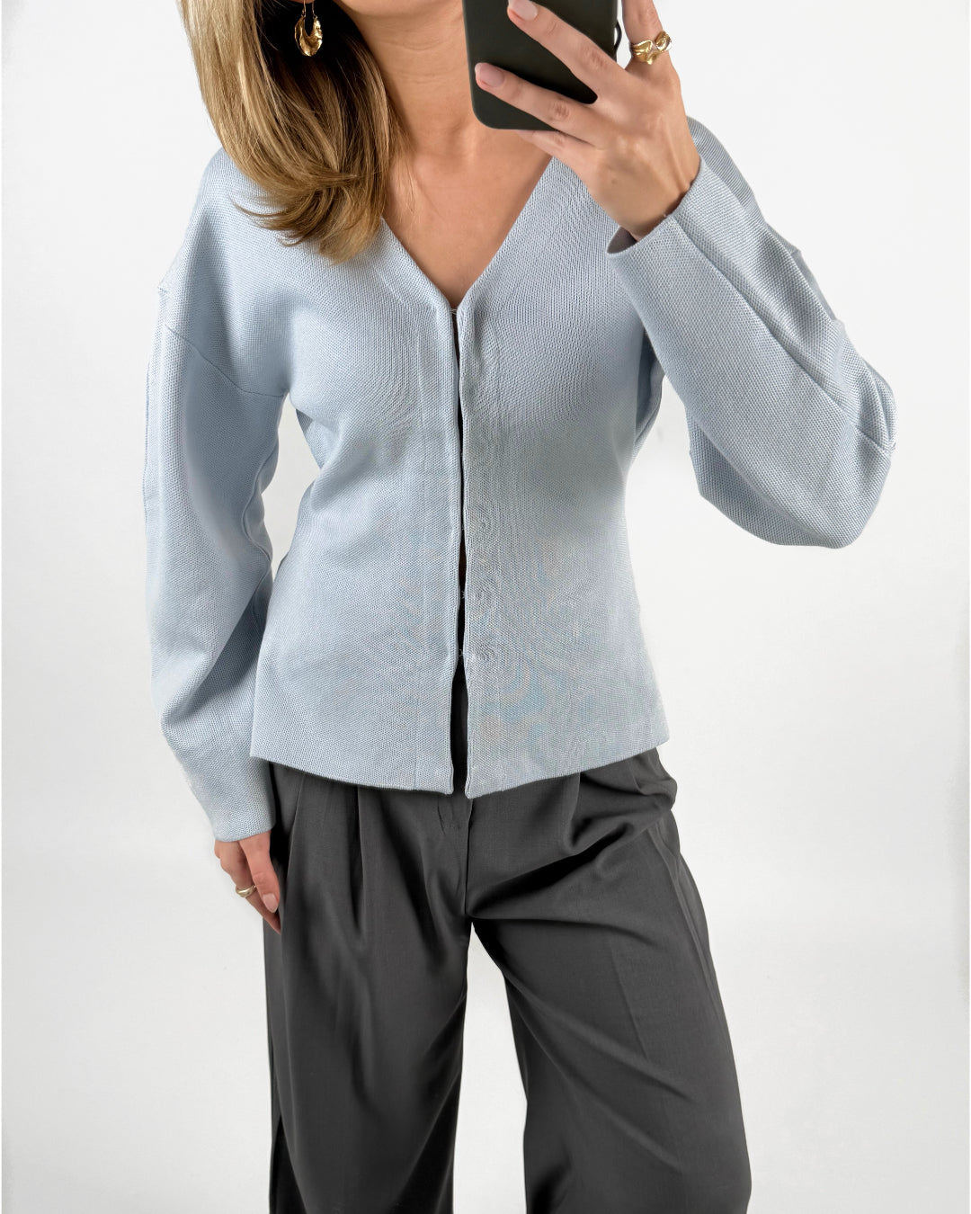 Modelfoto af pige med lyseblå INDY cardigan, samt grå MILAN bukser. Set forfra. Alt er fra BySofieSønderby