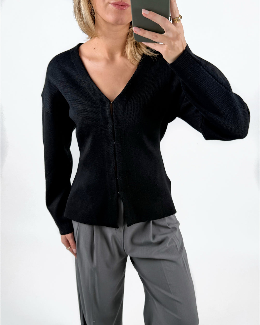 Modelfoto af pige med sort INDY cardigan, samt grå MILAN bukser. Set forfra. Alt er fra BySofieSønderby