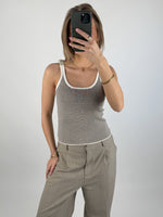 Modelbillede af brun IRENE top. Set forfra. Fra BySofieSønderby
