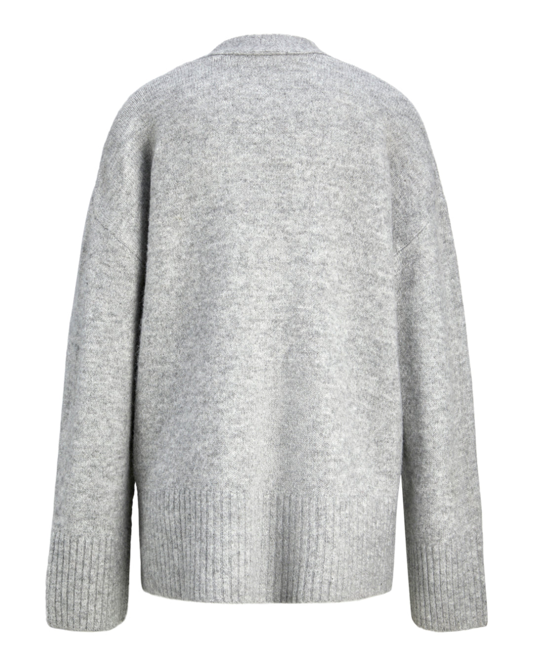 En grå sweater hænger frit, lavet af blødt, strikket materiale. Den har lange ærmer og en ribbet kant ved taljen og ærmeenderne, på en hvid baggrund.