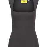 En sort tanktop med en firkantet halsudskæring er præsenteret i en neutral baggrund. Indvendigt mærke viser "JJXX" med lysegul baggrund og størrelse S (small).
