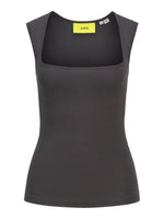 En sort tanktop med en firkantet halsudskæring er præsenteret i en neutral baggrund. Indvendigt mærke viser "JJXX" med lysegul baggrund og størrelse S (small).