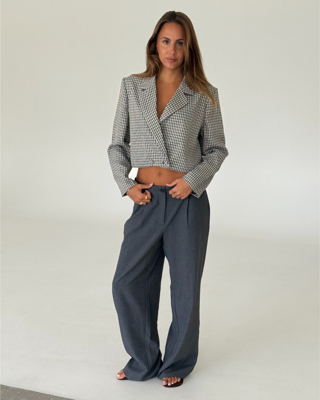 Modelbillede af ISABEL kort blazer, ternet sort og KARI bukser, grå. Begge fra BySofieSønderby
