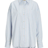 Skjorte, langærmet, med lyseblå og hvide striber, hænger frit. "JACK & JONES JJXX" mærkat ved kraven, ses foran, uden ekstra elementer eller baggrundsdetaljer.
