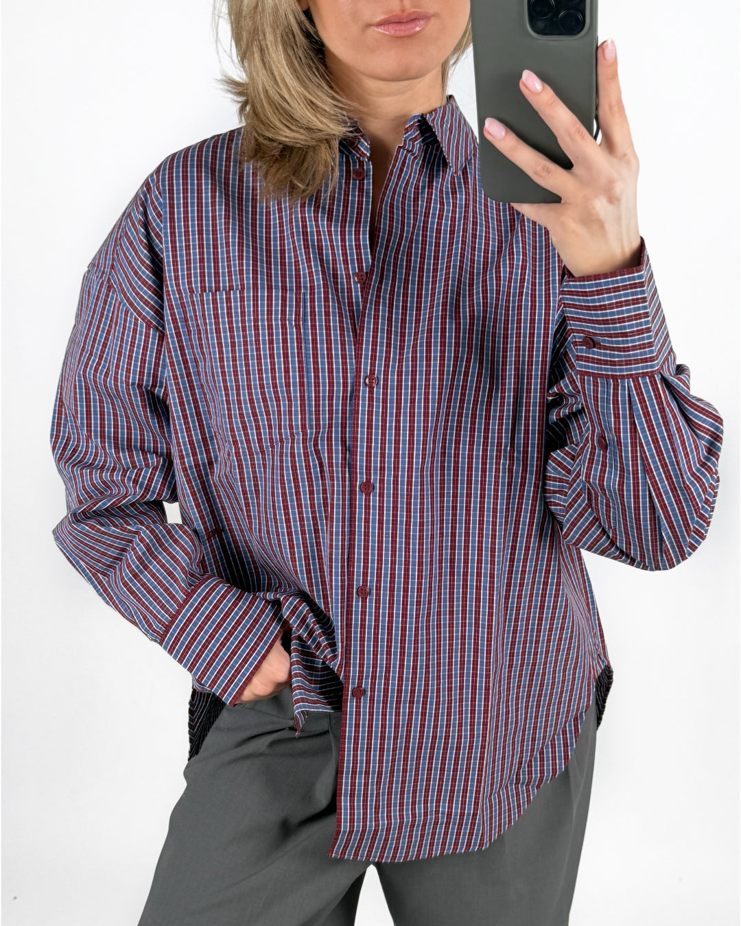 Modelfoto af pige i bordeaux/blå JAMIE skjorte, samt grå LISA bukser. Alt er fra BySofieSønderby.