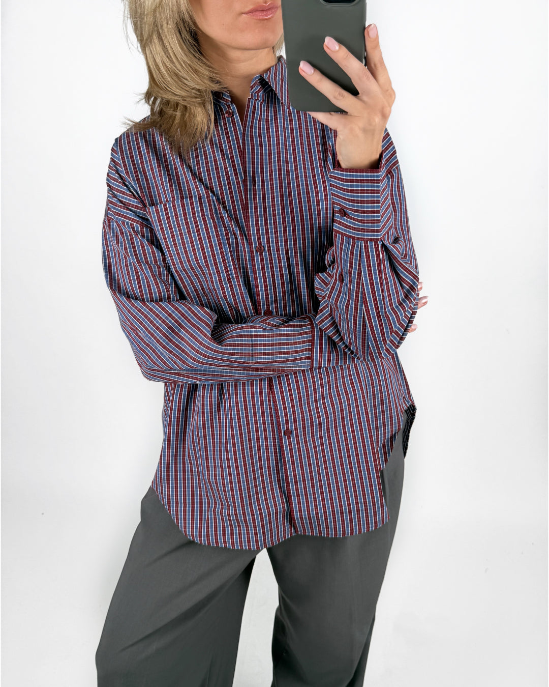 Modelfoto af pige i bordeaux/blå JAMIE skjorte, samt grå LISA bukser. Alt er fra BySofieSønderby.