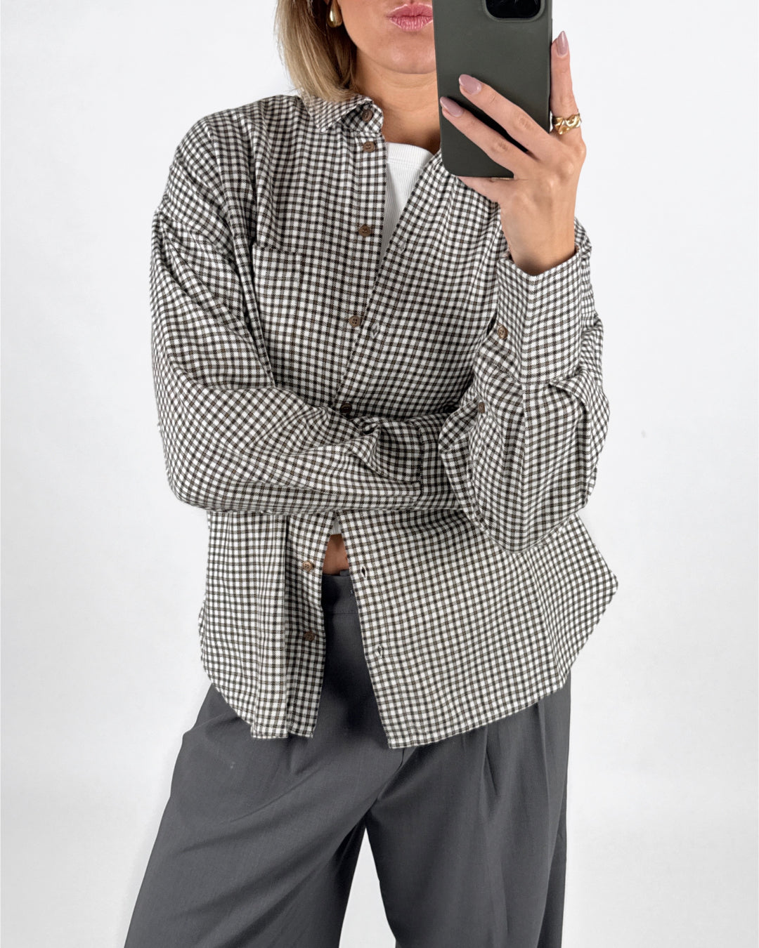 Modelfoto af pige i brun/hvid JAMIE skjorte, samt grå LISA bukser. Alt er fra BySofieSønderby.