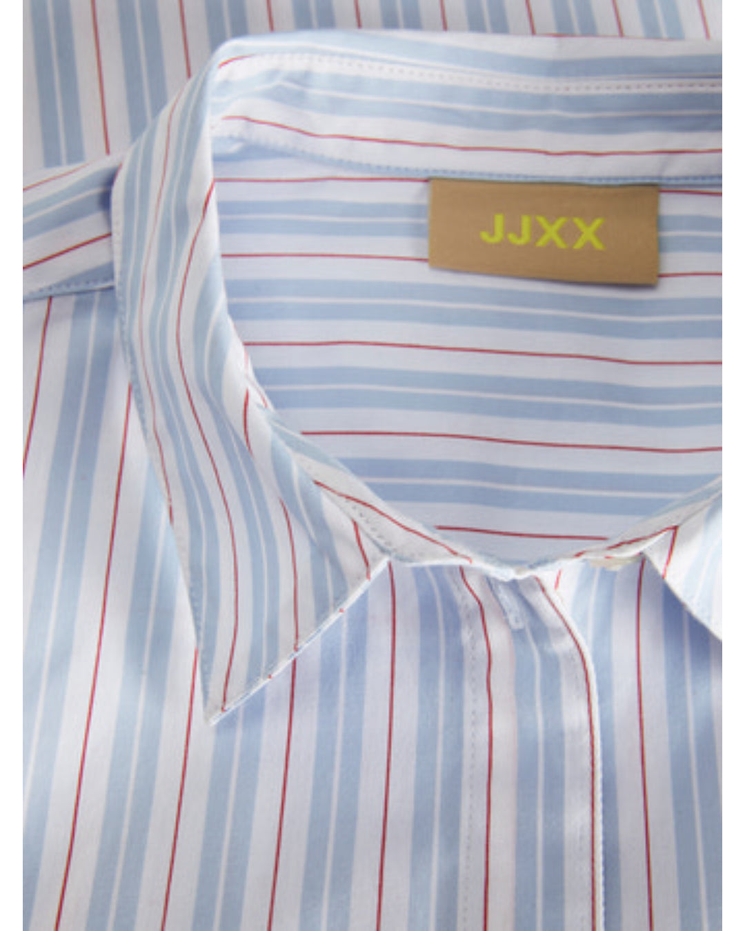 En skjorte med striber i blå og rød ligger fladt med synlig krave. Et mærke indeholder teksten "JJXX". Skjortens mønster er del af et formelt design.