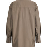 Skjorte med lange ærmer og knapper ved manchetterne, i en neutral beige farve. Set bagfra, uden synlige dekorationer, hænger løst i en hvid baggrundskontekst.