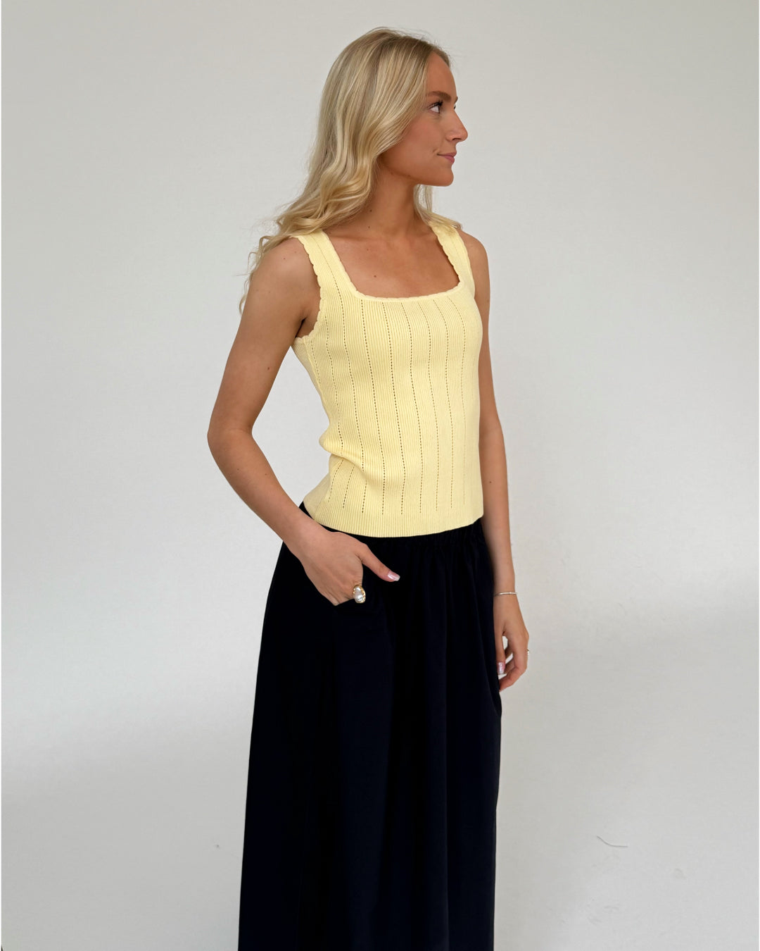 Modelfoto af pige iklædt JANELLE top, lyserød og OLEANE nederdel, navy - begge fra BySofieSønderby