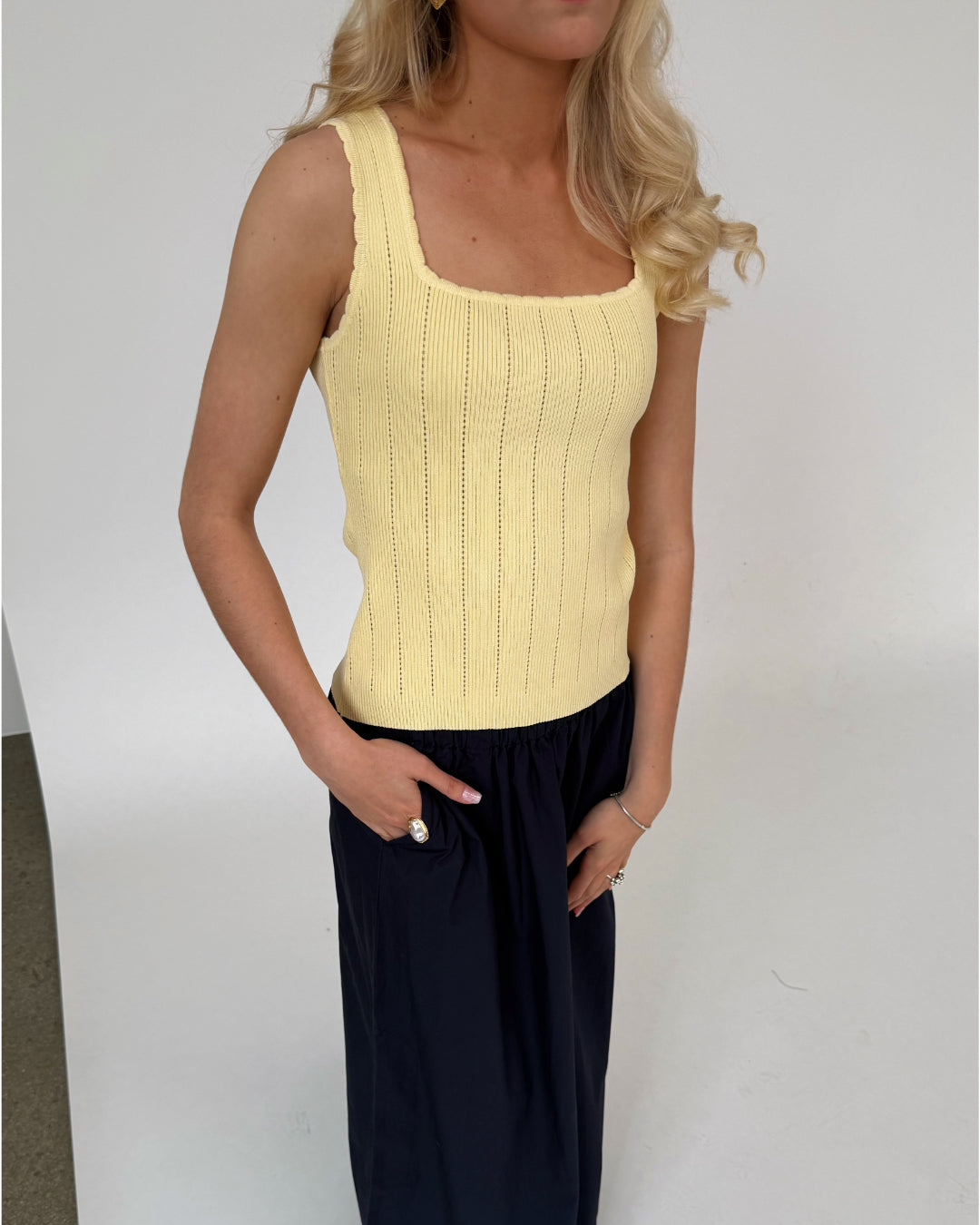 Modelfoto af pige iklædt JANELLE top, lyserød og OLEANE nederdel, navy - begge fra BySofieSønderby