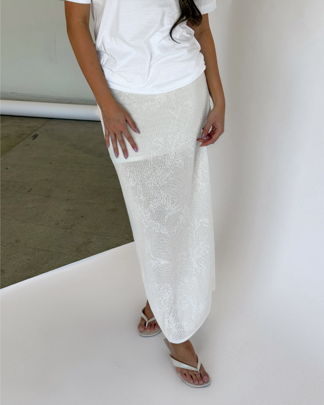 Modelbillede af hvid JASMINE nederdel. Set forfra. Fra BySofieSønderby