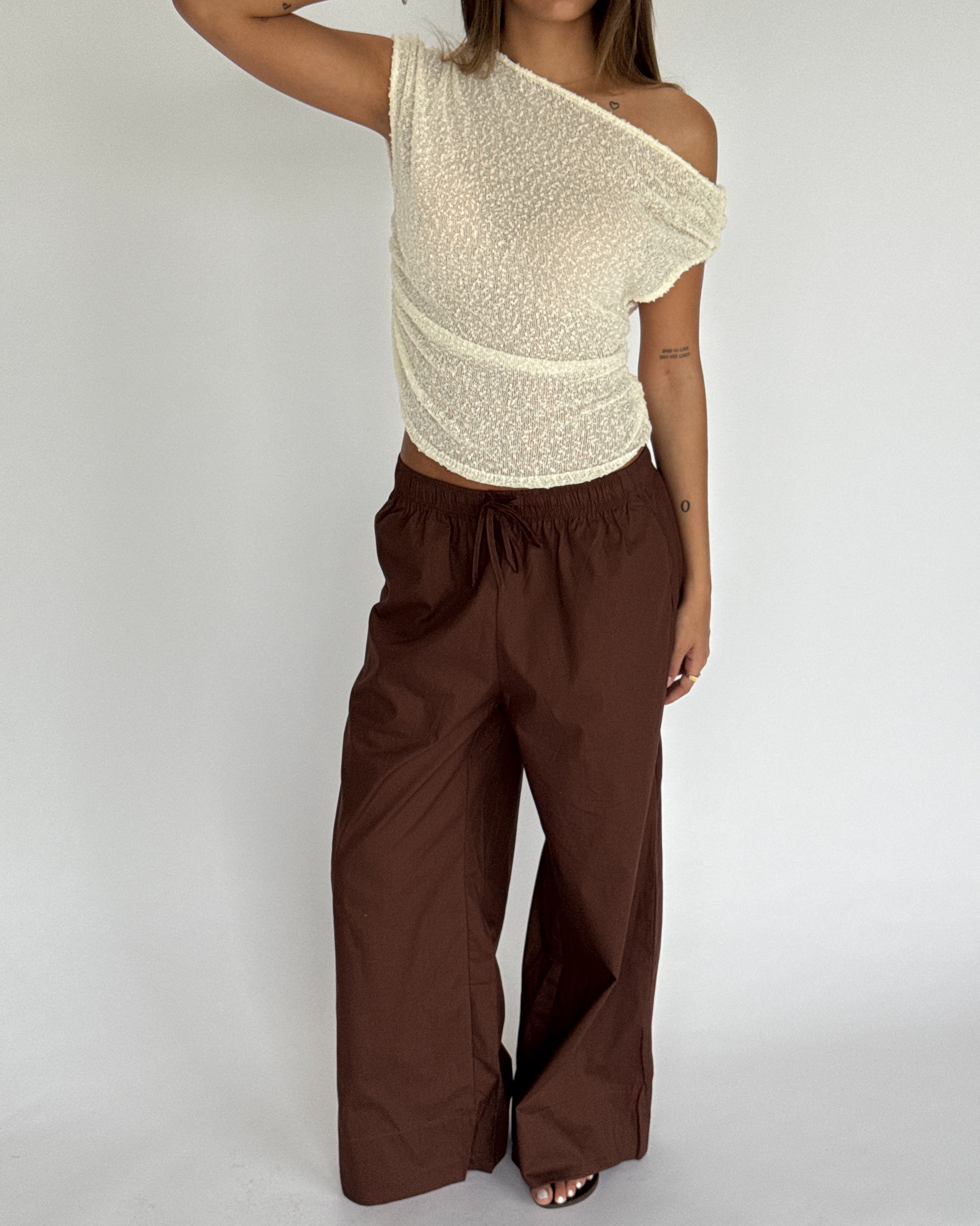 Modelbillede af JAZMIN off shoulder top, hvid. Fra BySofieSønderby