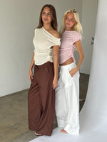 Modelbillede af JAZMIN off shoulder top. Fra BySofieSønderby