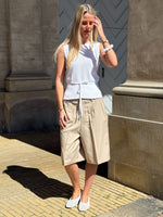 Modelbillede af JEANY strik top, hvid og HARLEE shorts, beige. Fra BySofieSønderby