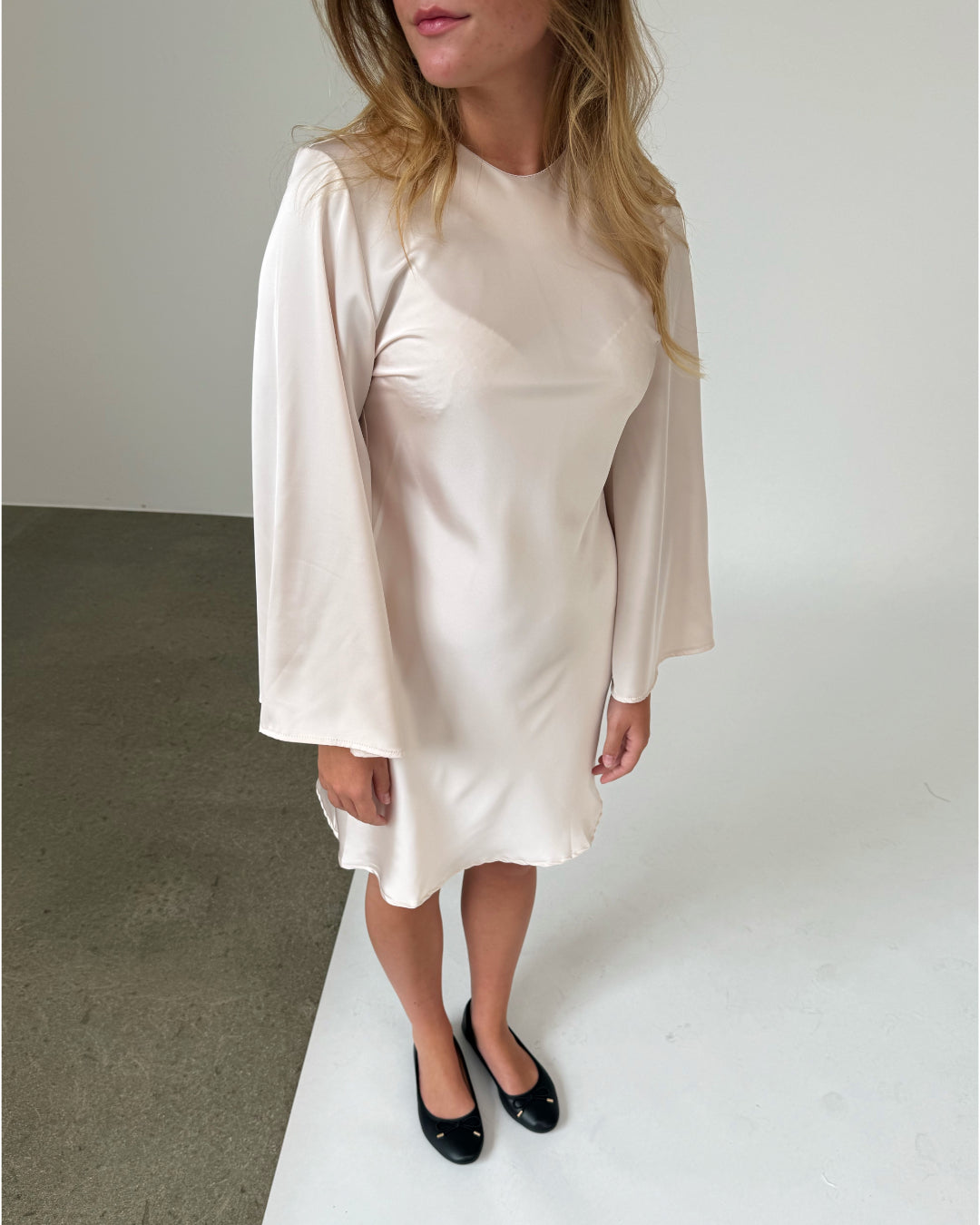 Modelfoto af pige iklædt JENNA kjole creme - fra ySofieSønderby