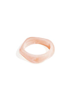 Produktbillede af JODY armbånd i lyserød resin. Fra BySofieSønderby