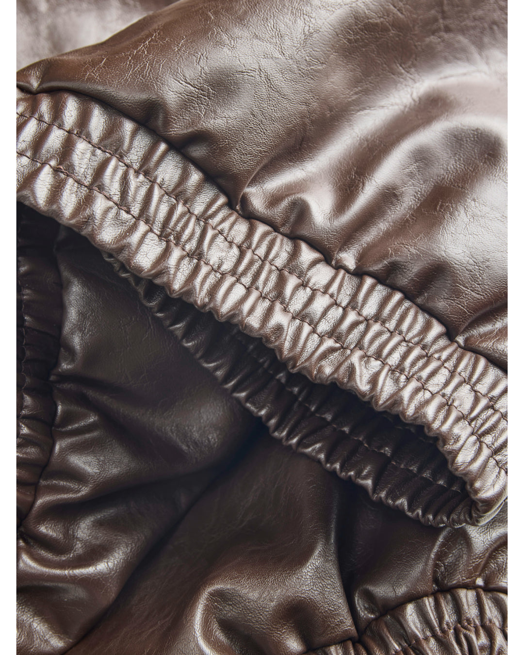 Detaljebillede af brun JODY jakke. BySofieSønderby.