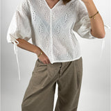 Modelbillede af hvid JOELLA bluse. Set forfra. Fra BySofieSønderby