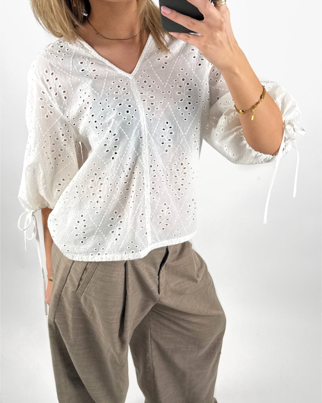 Modelbillede af hvid JOELLA bluse. Set forfra. Fra BySofieSønderby