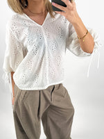 Modelbillede af hvid JOELLA bluse. Set forfra. Fra BySofieSønderby