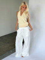 Modelbillede af JORDAN halterneck top, gul. Fra BySofieSønderby