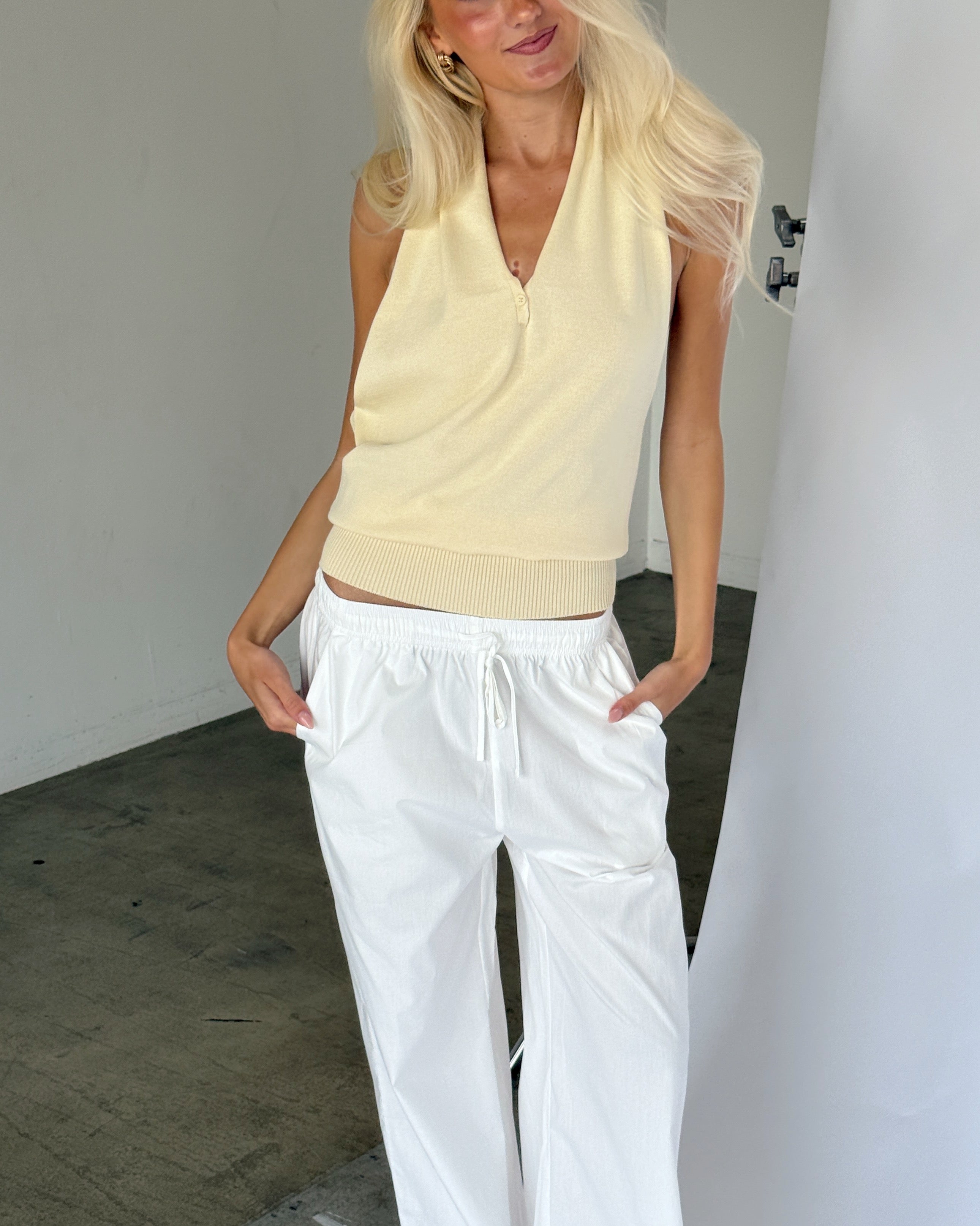 Modelbillede af JORDAN halterneck top, hvid. Fra BySofieSønderby