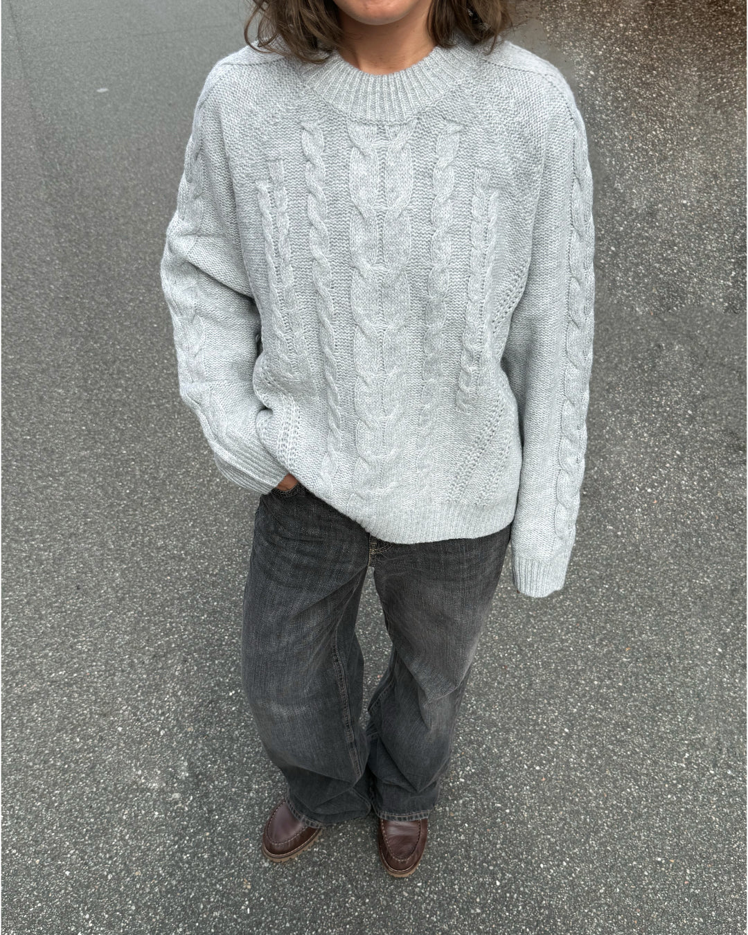 Modelfoto af pige i grå Josie striktrøje, samt grå Palermo jeans. Alt er fra BySofieSønderby