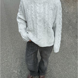 Modelfoto af pige i grå Josie striktrøje, samt grå Palermo jeans. Alt er fra BySofieSønderby