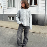 Modelfoto af pige i grå Josie striktrøje, samt grå Palermo jeans. Alt er fra BySofieSønderby