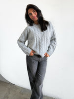 Modelfoto af pige i grå Josie striktrøje, og grå Nanna jeans. Alt er fra BySofieSønderby 