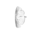 Sølvfarvet fingerring med gennembrudte blade, placeret centralt i billedet mod en hvid baggrund. Designet imiterer blomsternes kronblade med linjeudskæringer, der skaber en elegant og luftig struktur.