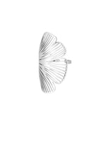 Sølvfarvet fingerring med gennembrudte blade, placeret centralt i billedet mod en hvid baggrund. Designet imiterer blomsternes kronblade med linjeudskæringer, der skaber en elegant og luftig struktur.