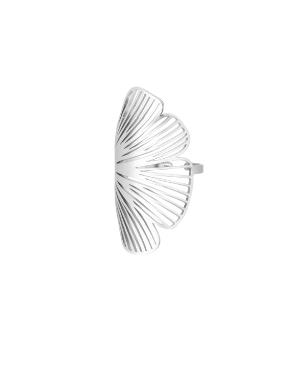 Sølvfarvet fingerring med gennembrudte blade, placeret centralt i billedet mod en hvid baggrund. Designet imiterer blomsternes kronblade med linjeudskæringer, der skaber en elegant og luftig struktur.