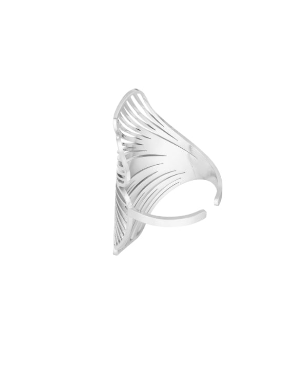 Sølvfarvet ring med buet, skulpturelt design og indgraverede linjer i et mønster. Ringen har en åben, justerbar form og er sat mod en hvid, neutral baggrund.