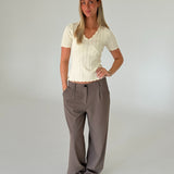 Modelbillede af KARI bukser, sand. Fra BySofieSønderby