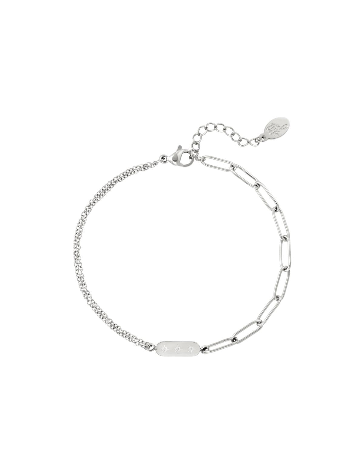 Armbånd i sølv med to forskellige kædeled, sammenføjes med en lille plade med stjernedetaljer. Forlængerkæde med rund vedhæng. Enkel og moderne stil mod hvid baggrund.