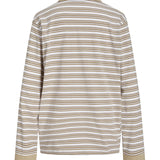 Langærmet skjorte med beige og hvide vandrette striber hænger ubrugt. Skjorten er placeret mod en hvid baggrund, der fremhæver dens mønster og farver.