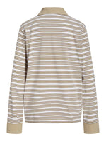 Langærmet skjorte med beige og hvide vandrette striber hænger ubrugt. Skjorten er placeret mod en hvid baggrund, der fremhæver dens mønster og farver.