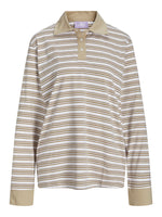 Polo-shirt med beige og hvide striber, langærmet og med knaplukning, hænger neutralt. Mærket "JJXX" ses i nakken.