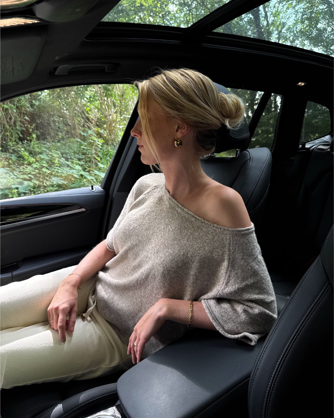Modelfoto af pige i beige Karsyn wideneck  t-shirt og cremefarvede Adrianna jeans. Alt er fra BySofieSønderby
