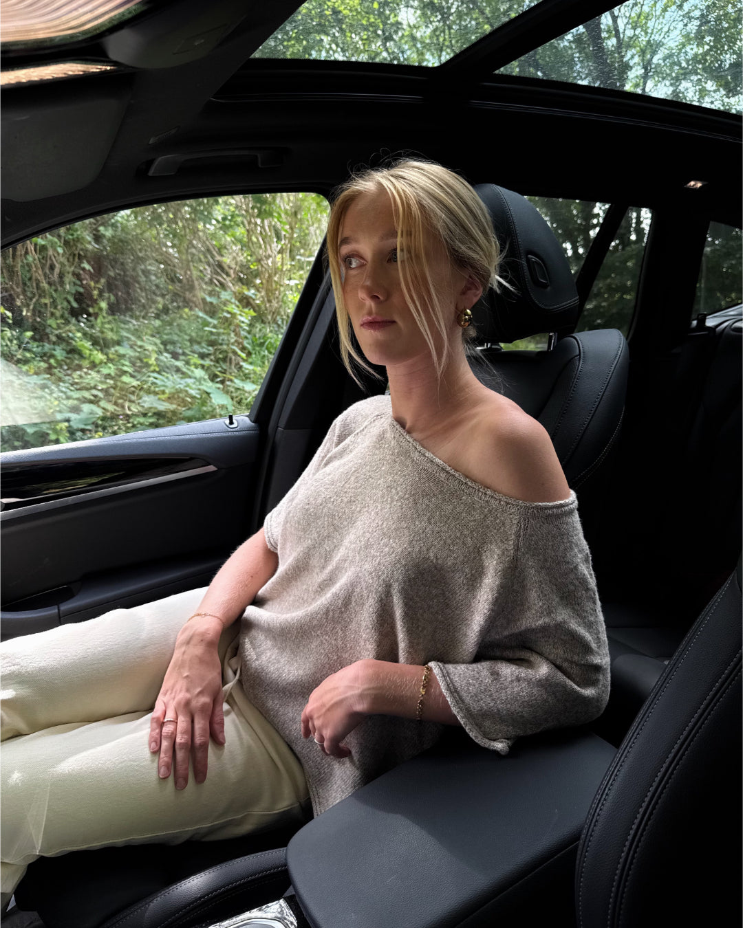 Modelfoto af pige i beige Karsyn wideneck  t-shirt og cremefarvede Adrianna jeans. Alt er fra BySofieSønderby