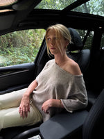 Modelfoto af pige i beige Karsyn wideneck  t-shirt og cremefarvede Adrianna jeans. Alt er fra BySofieSønderby