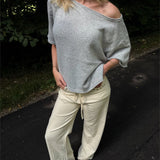Modelfoto af pige i grå Karsyn wideneck  t-shirt og cremefarvede Adrianna jeans. Alt er fra BySofieSønderby