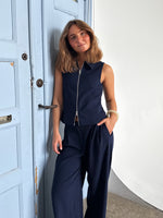 Modelfoto af pige som bærer Kate top i Navy, samt Kate bukser. Alt fra By Sofie Sønderby